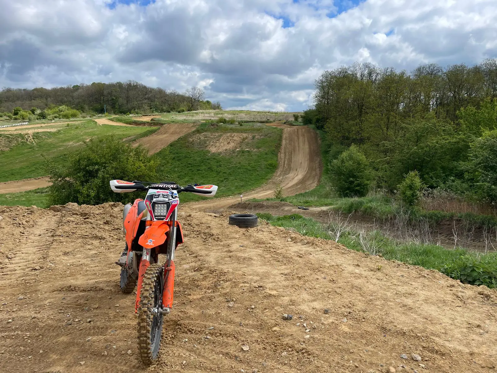 Offroad motorrijden tijdens een motorreis in Polen