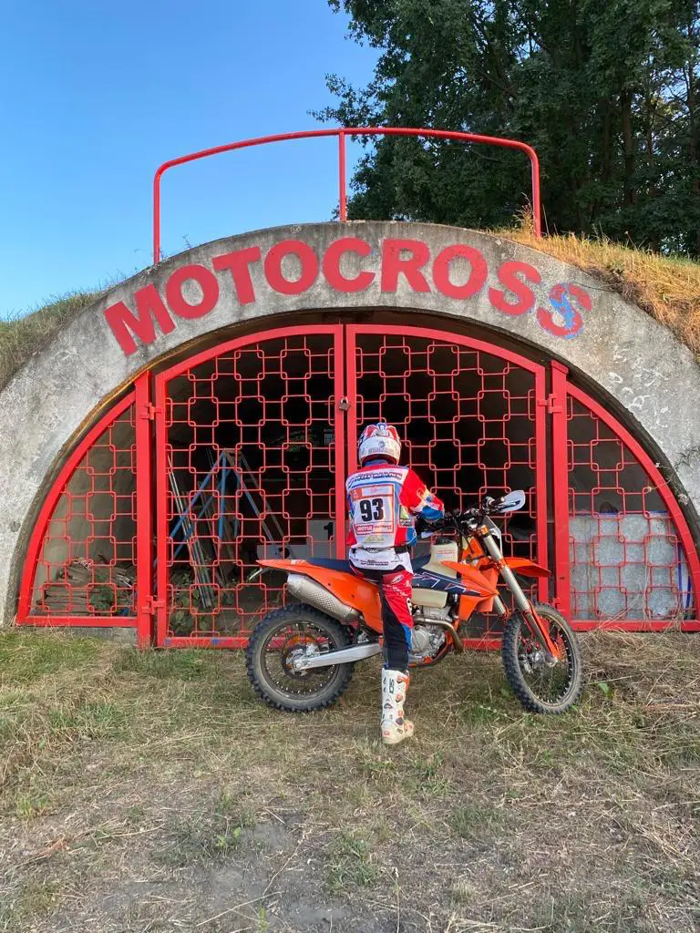 Offroad motorrijder tijdens een motorreis in Polen